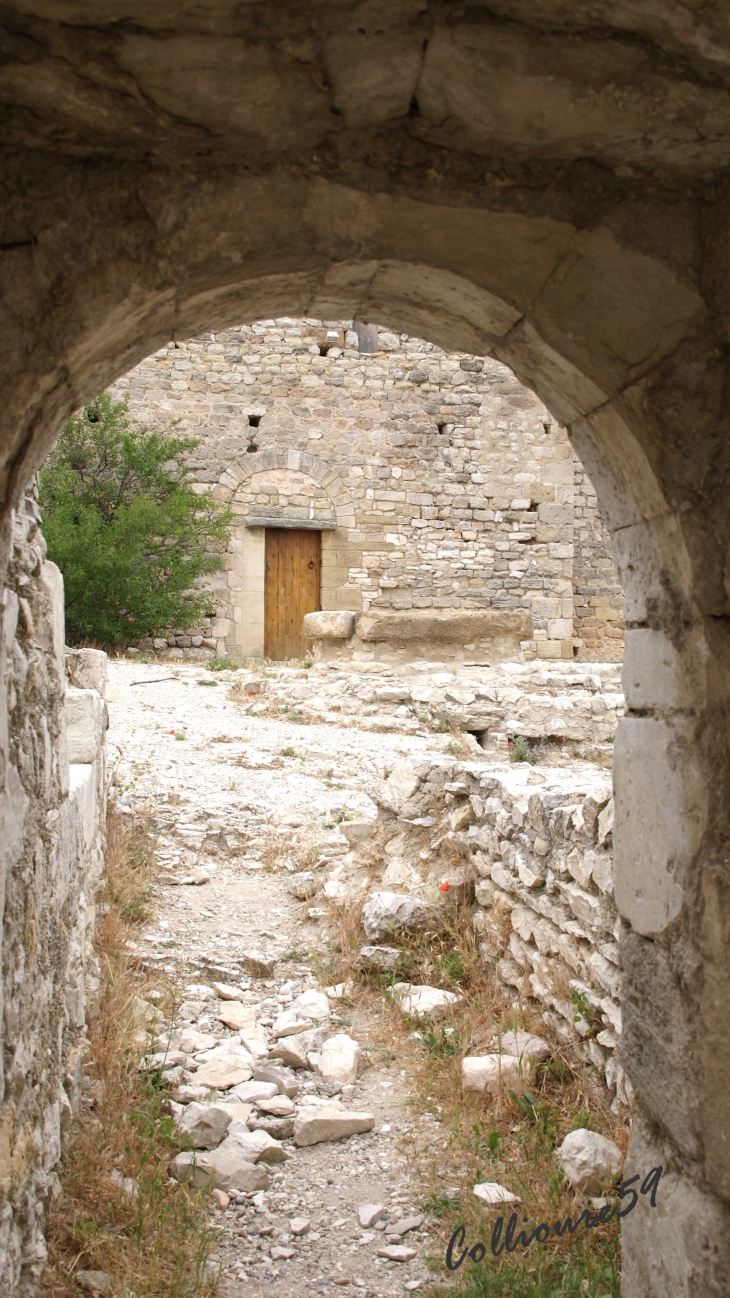 Monastére fortifié de Thouzon commune de Le Thor