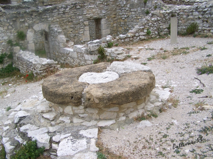 Monastére fortifié de Thouzon commune de Le Thor