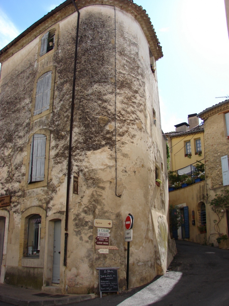 Dans les rues du Village - Lourmarin