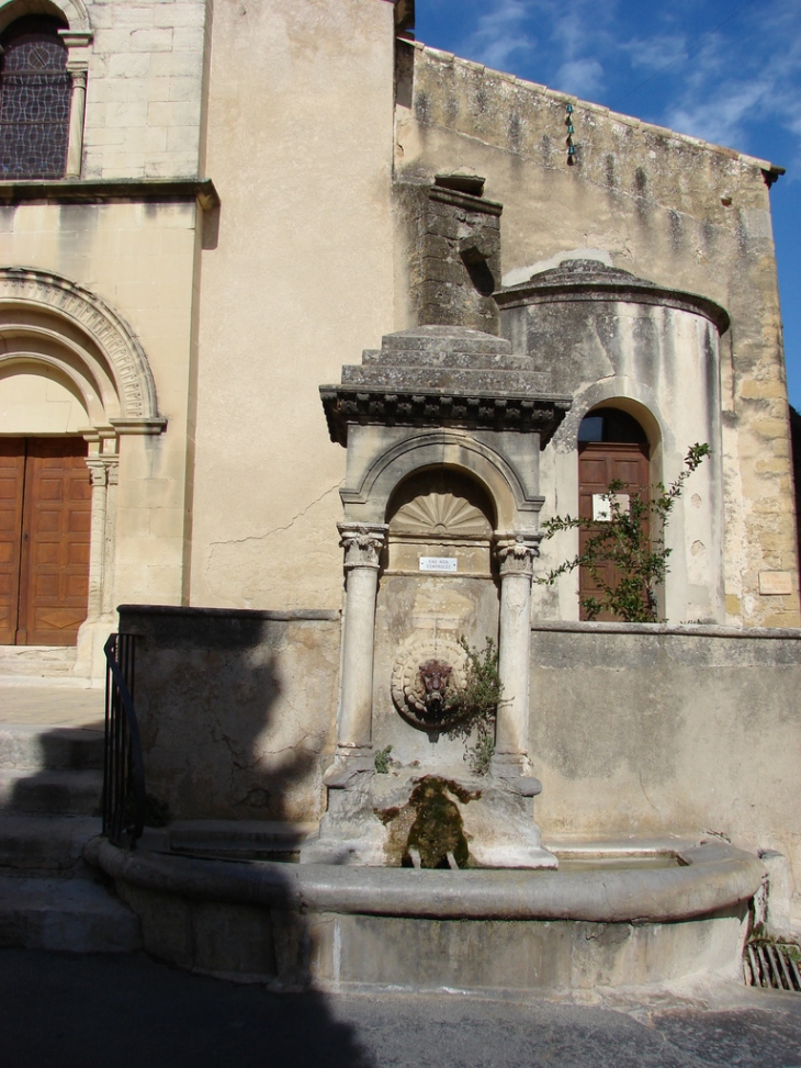 La Fontaine (devant l'Eglise) - Lourmarin