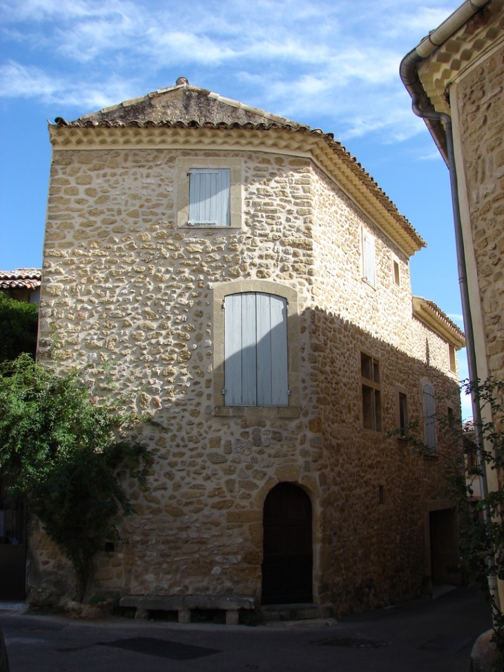 Dans les rues du Village - Lourmarin