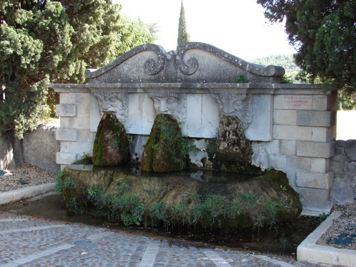 Fontaine (à l'entrée du village) - Lourmarin