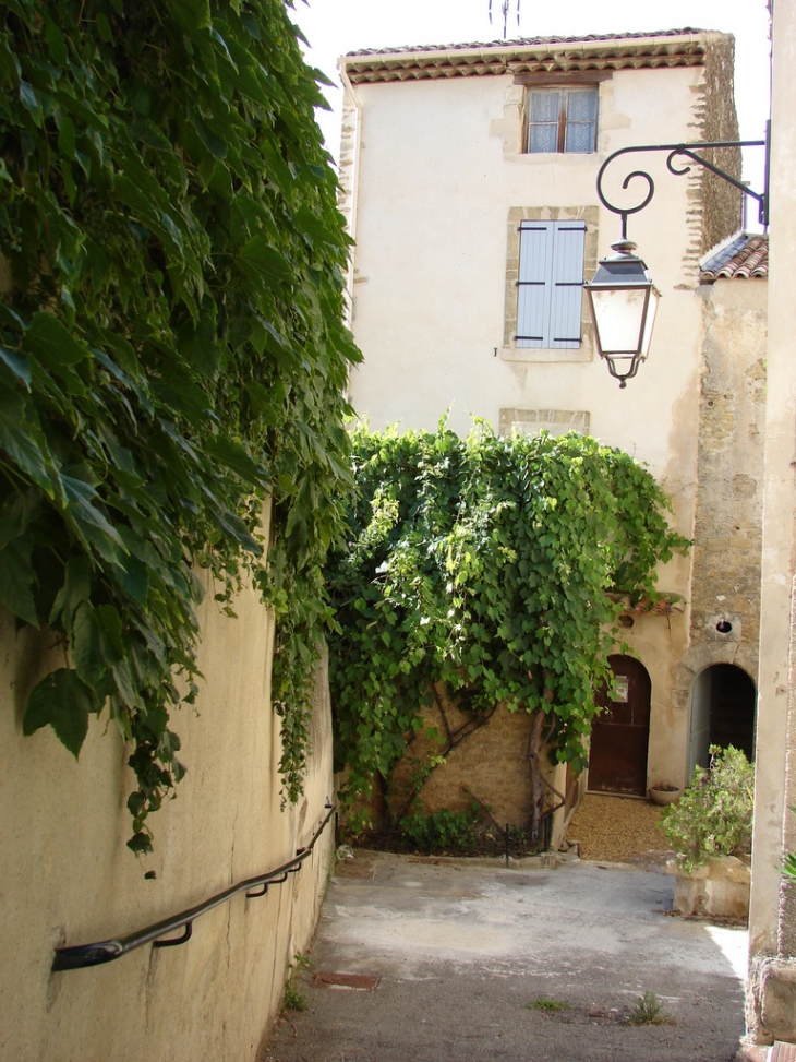 Dans les rues du Village - Lourmarin