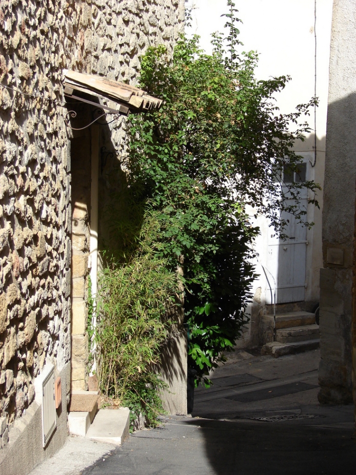 Dans les rues du Village - Lourmarin