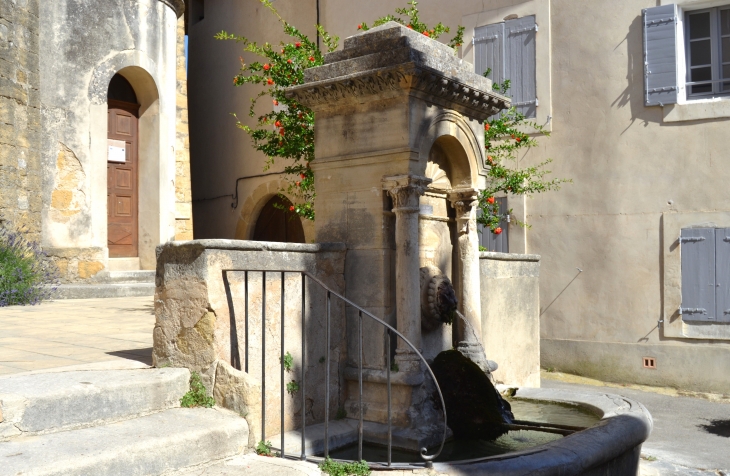 Fontaine ( 1849 ) - Lourmarin