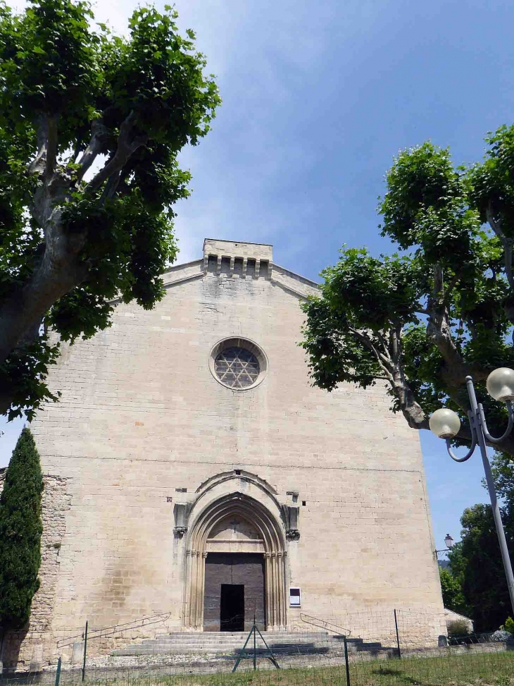 L'entrée de l'église fortifiée - Malaucène