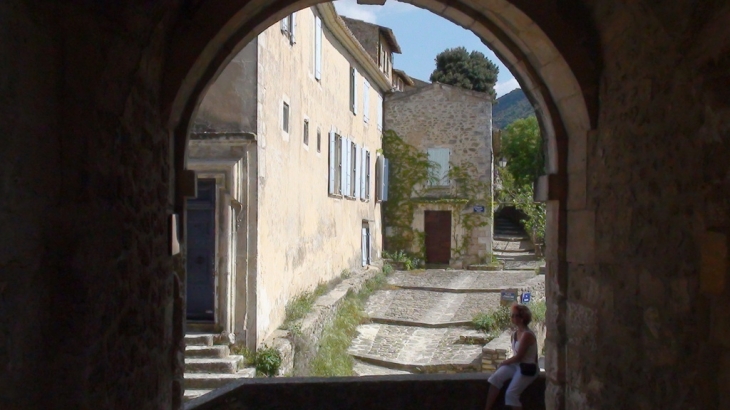 Ruelle dans le village - Maubec