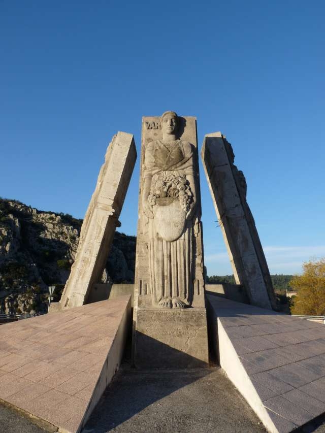 Anciens décors des piles du pont  sculptées par Sartoric. rond-point des 4 départements - Mirabeau