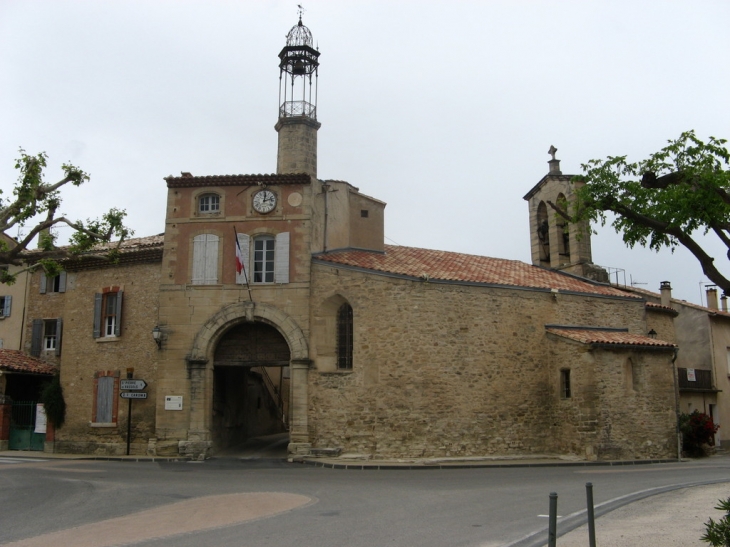 Entrée de la place de la mairie - Modène