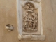 bas relief sur le mur d'une maison