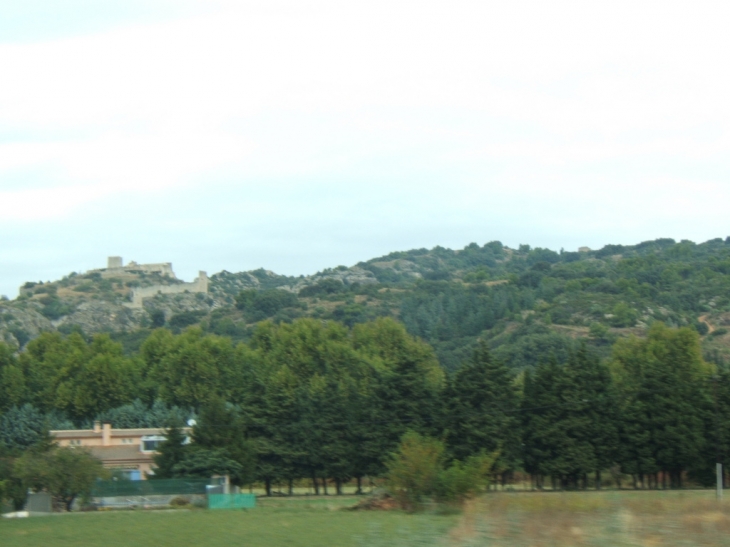 La forteresse vu de l'autoroute - Mornas