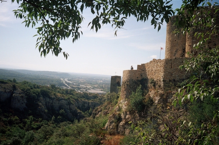 Mornas, vue du château sur ZI et Rhône