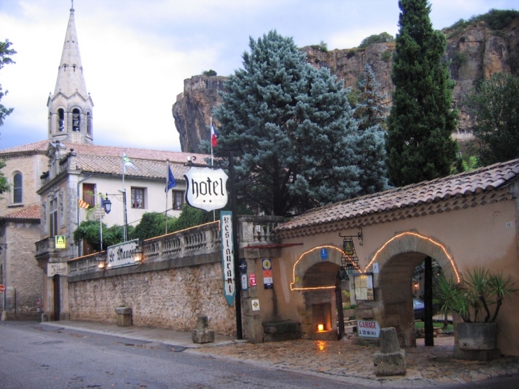 Mornas, village, église,falaise,manoir