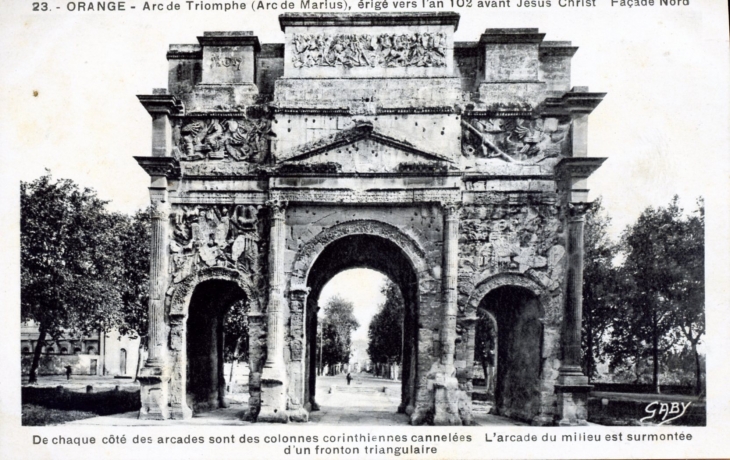 Arc de triomphe (Arc de Marius), érigé vers l'an 102 avant Jesus Christ - Façade Nord, vers 1920 (carte postale ancienne). - Orange