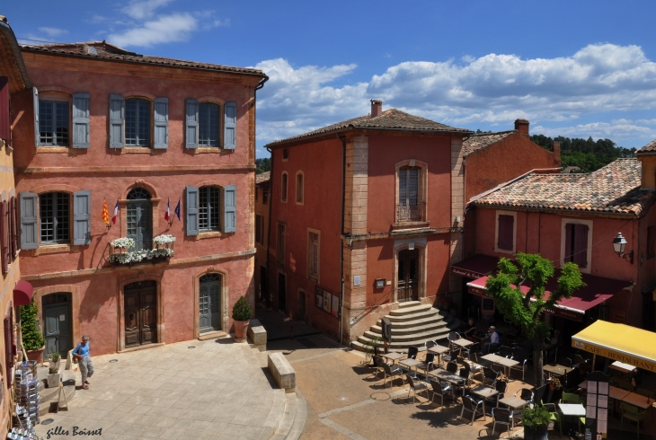 Photo à Roussillon (84220) : Roussillon, Place Et Mairie, 300439 ...