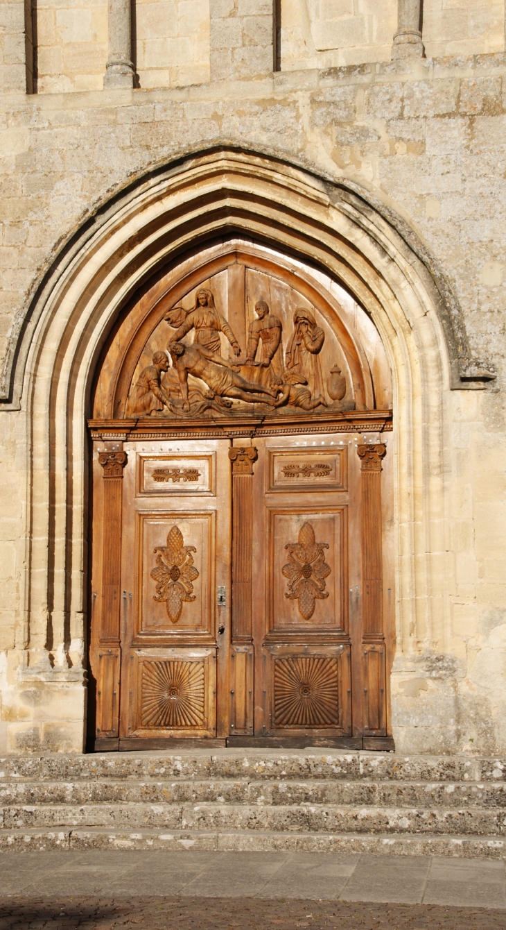   :église Notre-Dame de Pitié 11 Em Siècle Porche du 16 Em Siècle - Saignon