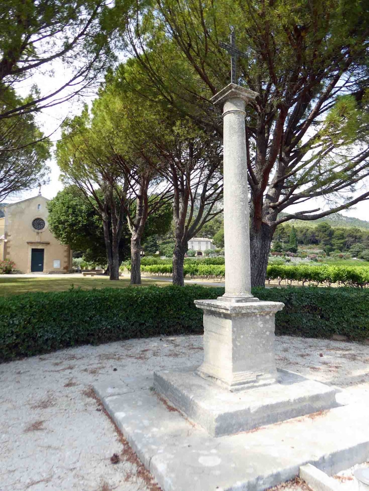 Le calvaire devant l'église - Saint-Hippolyte-le-Graveyron