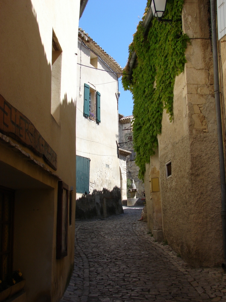 Une rue du village - Séguret