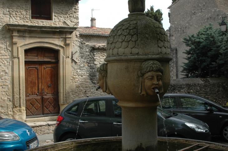Fontaine dans le Vieux Vaison - Vaison-la-Romaine