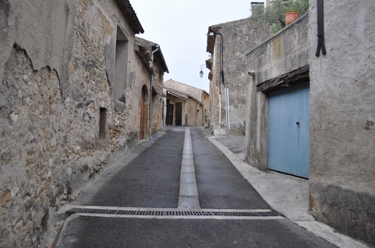 La rue des Grottes - Vaugines