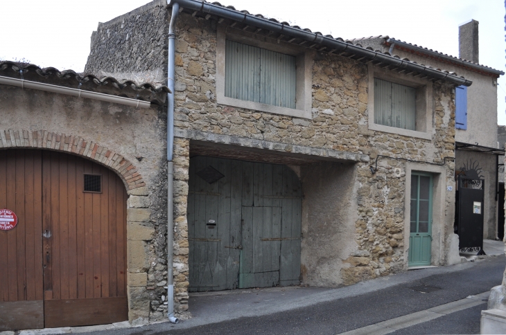 La rue des Grottes - Vaugines