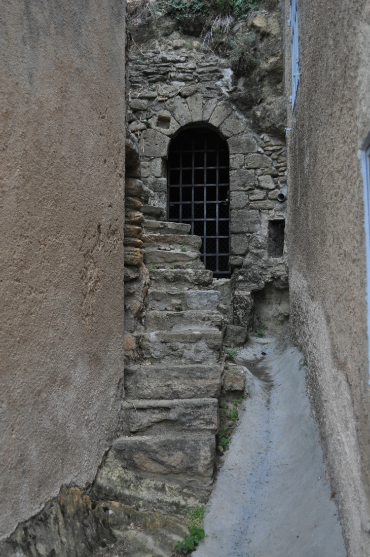 La rue des Grottes - Vaugines