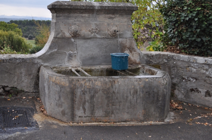 Fontaine rue des Grottes - Vaugines