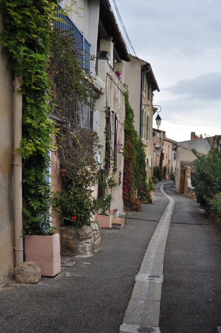 La rue des Grottes - Vaugines