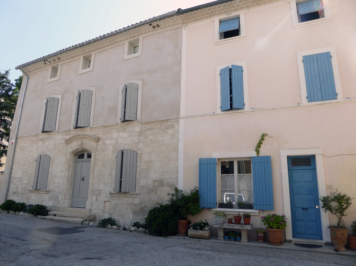 Maison dans le village - Velleron