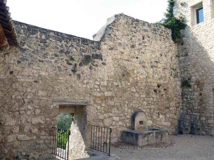 Porte dans les remparts - Velleron