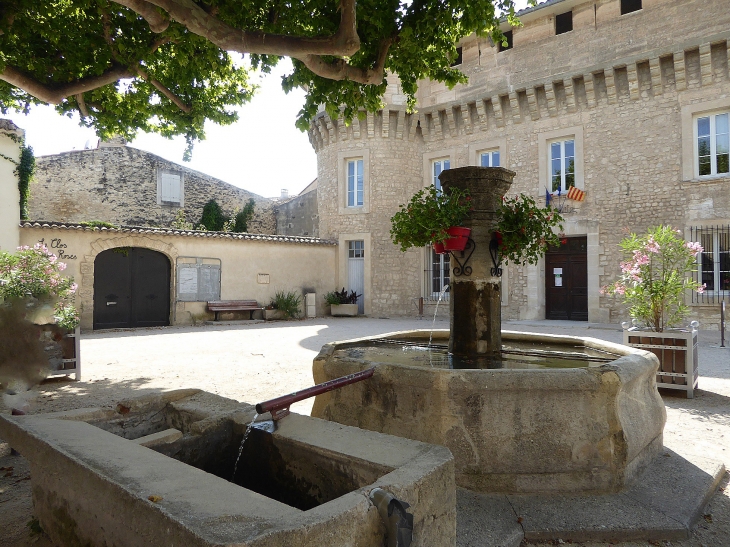 Fontaine devant la mairie - Velleron