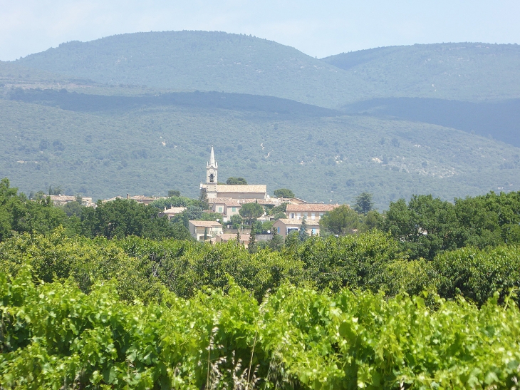 Le village devant la montagne du Lubéron - Villars