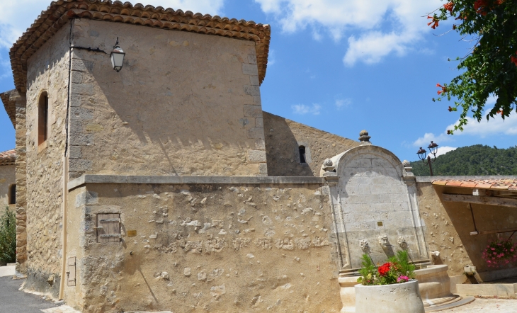 :  église Saint-Etienne 13 Em Siècle - Vitrolles-en-Lubéron