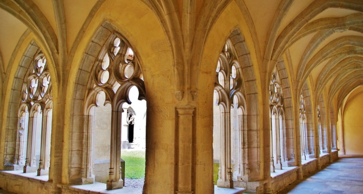 Cloître de l'Abbaye d'Ambronay