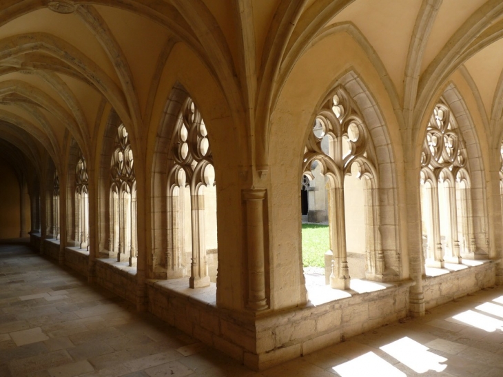 Le cloitre de l'abbatiale - Ambronay