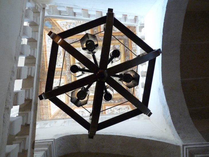 L'abbatiale : le lustre de l'escalier - Ambronay