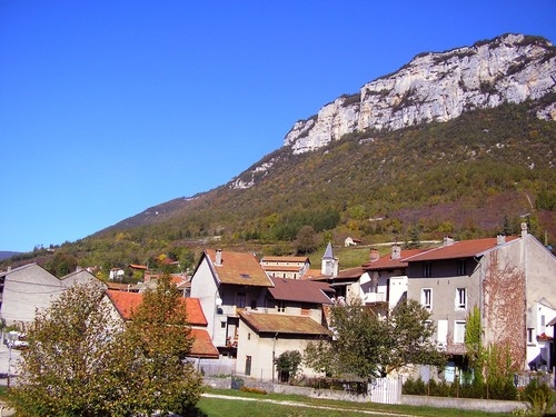 Le village dominé par la roche de Narse - Argis