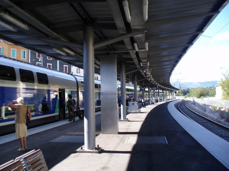 TGV  Genève - Paris en gare de Bellegarde - Bellegarde-sur-Valserine