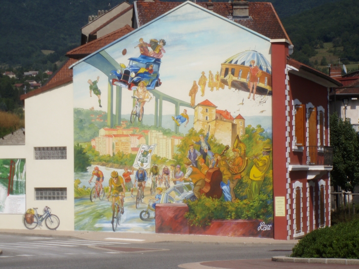 Façade décorée au rond-point de savoie - Bellegarde-sur-Valserine