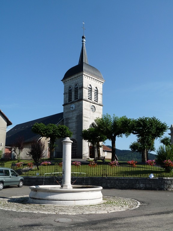 La fontaine et l'église de Brenod - Brénod