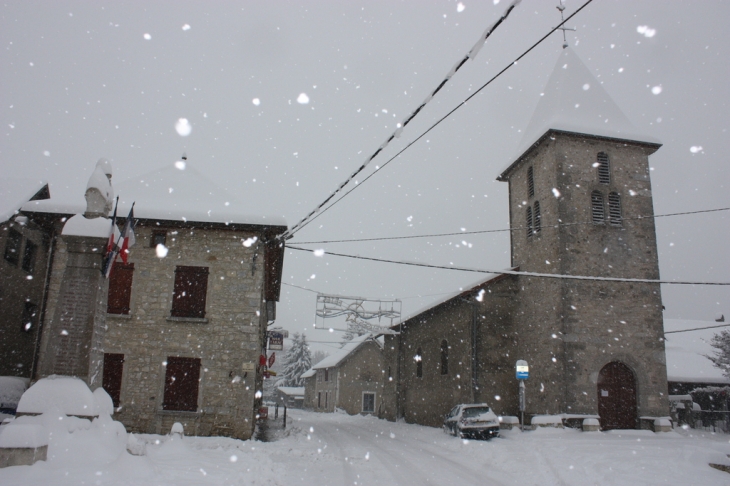 Place du village sous la neige - Briord