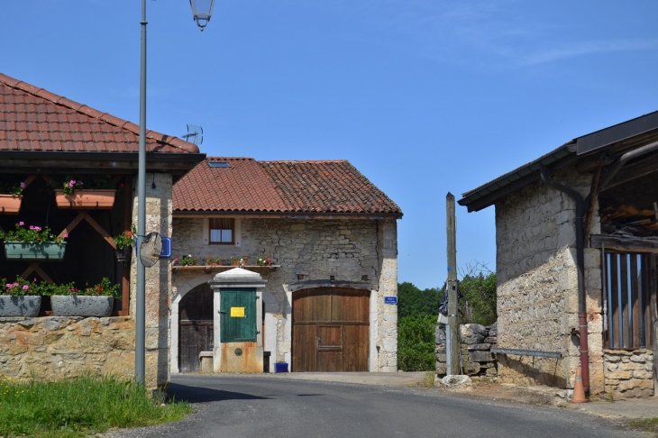 Etables commune de Ceignes