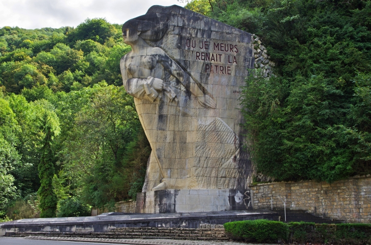 Le Val d'Enfer. Le 19 août 1945, l'Association des Anciens du Maquis de l'Ain décide de construire un monument à la mémoire des 700 morts des Maquis de l'Ain et du haut Jura. La première pierre du monument est posée le 26 juin 1949 par le général Koenig.  - Cerdon