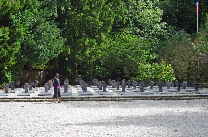 Le Val d'Enfer. A l'est du monument s'étend le cimetière où reposent quatre-vingt-neuf maquisards morts au combat, dont trente-six inconnus Sept Espagnols, deux Polonais, deux Italiens, un Russe, cinq Nord-Africains, venus combattre dans le maquis reposen - Cerdon