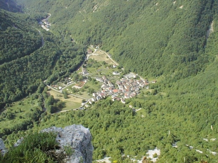 Chaley il y a 5 ans environ (sans le lac) vu d'une falaise.