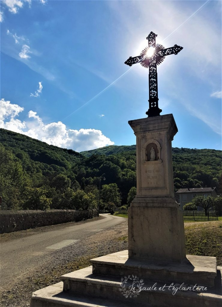 Hameau de Dorches : croix bénie en 1858 par l'évêque de Belley (saule-eglantine.fr) - Chanay