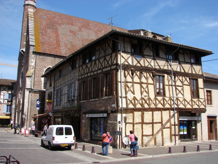 L'Eglise et des commerces - Châtillon-sur-Chalaronne