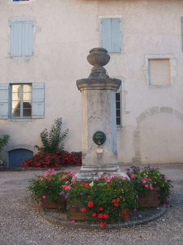 Fontaine près de l'église - Chavannes-sur-Suran