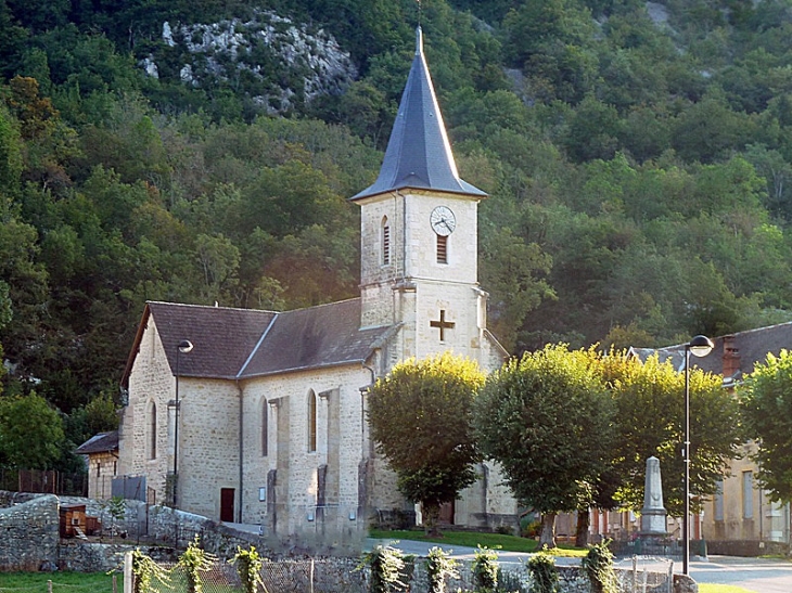 Devant l'église - Cheignieu-la-Balme