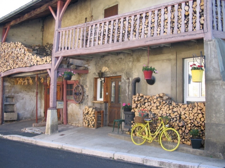 Maison et réserve de bois - Corcelles